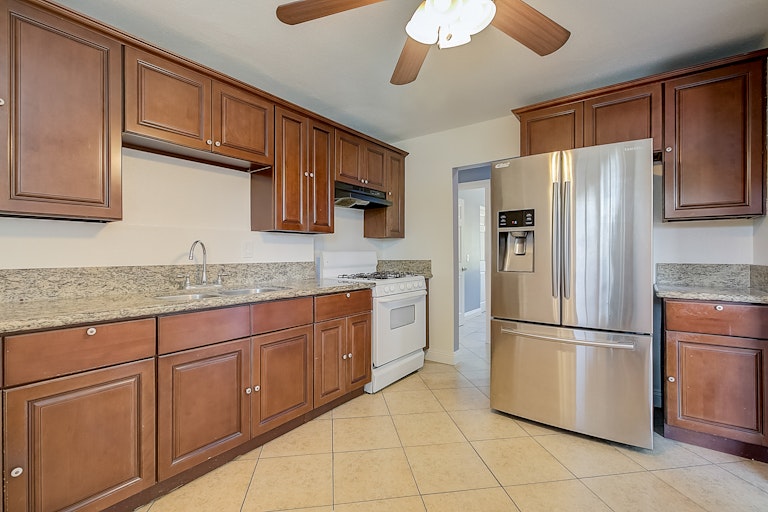 Photo 4 of 25 - 1754 San Bernardino Ave, Pomona, CA 91767
