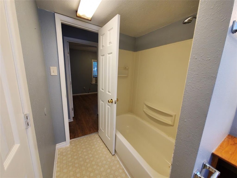 Photo 7 of 13 - 217 N Las Vegas Trl, Fort Worth, TX 76108