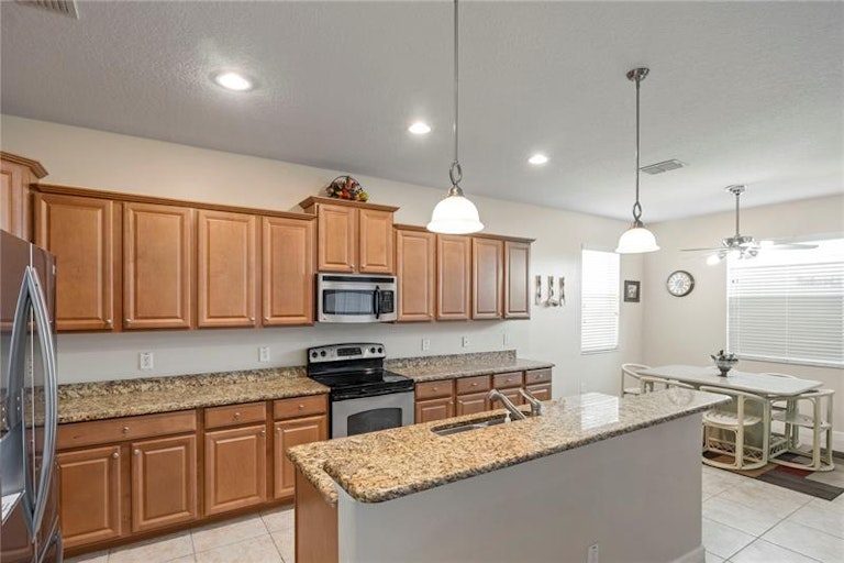 Photo 5 of 29 - 1010 Harmony Ln, Clermont, FL 34711