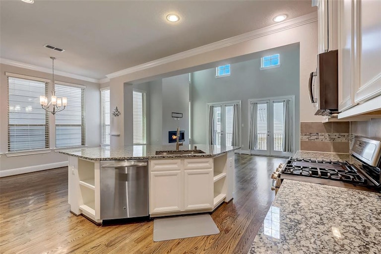 Photo 19 of 40 - 1704 Oak Leaf Pass Dr, Houston, TX 77055