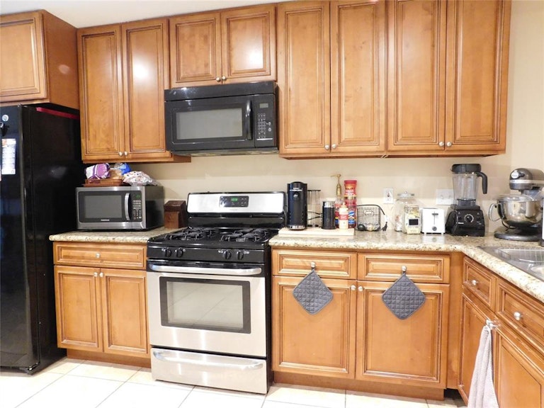 Photo 3 of 25 - 3910 Spring Meadow Dr, Pearland, TX 77584
