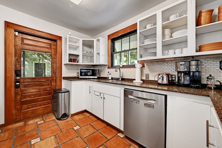 Photo 12 of 28 - 1207 Alta Vista Ave, Austin, TX 78704