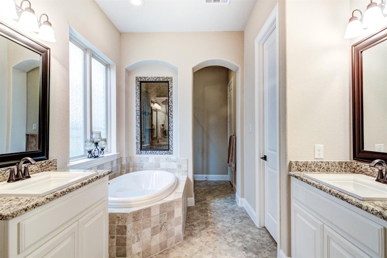 Photo 15 of 36 - 7346 Ridgepoint Dr, Irving, TX 75063