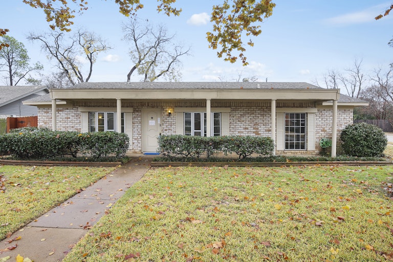 Photo 1 of 26 - 1600 Lexington Pl, Bedford, TX 76022