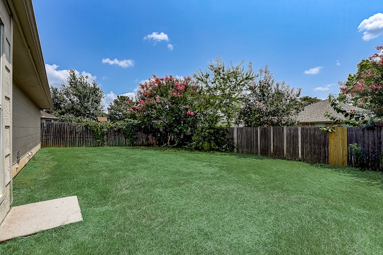 Photo 26 of 37 - 9032 Elbe Trl, Fort Worth, TX 76118