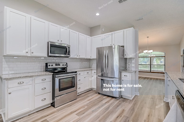 Photo 24 of 45 - 12549 Lochloosa Ln, Jacksonville, FL 32218