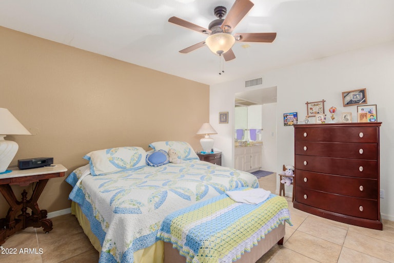 Photo 19 of 32 - 10424 E Cinnabar Ave, Scottsdale, AZ 85258