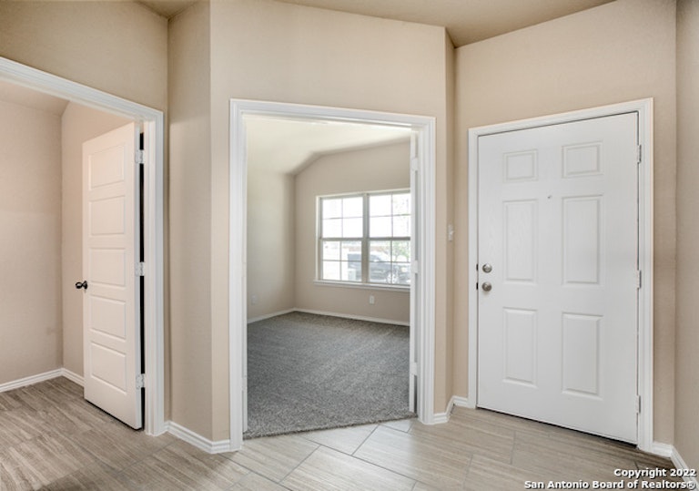 Photo 5 of 27 - 1062 Sixtree Dr, New Braunfels, TX 78130