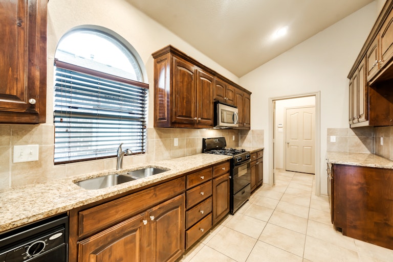 Photo 8 of 25 - 5408 Grayson Ridge Dr, Fort Worth, TX 76179