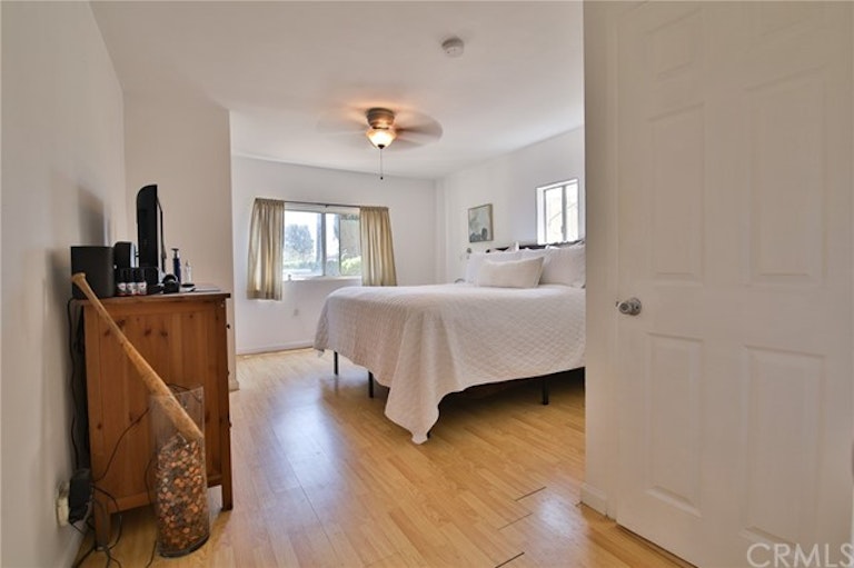 Photo 11 of 31 - 601 W 108th St, Los Angeles, CA 90044
