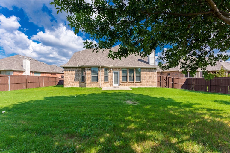Photo 5 of 38 - 1716 Lake Wood Trl, Little Elm, TX 75068