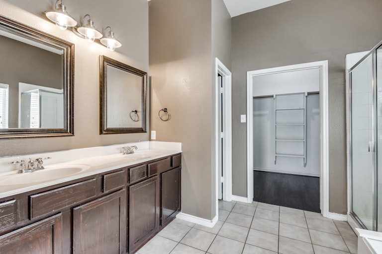 Photo 4 of 24 - 1226 Long Leaf Dr, Savannah, TX 76227