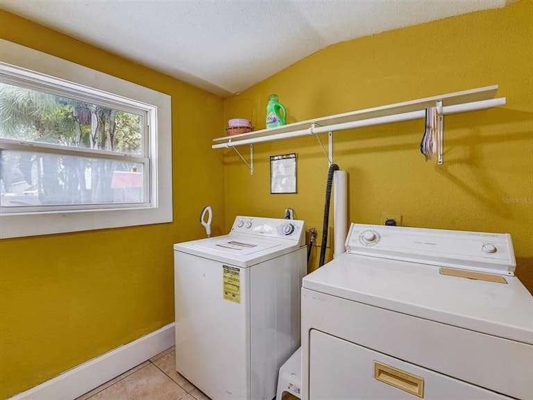 Photo 19 of 42 - 2010 Burlington Ave N, Saint Petersburg, FL 33713