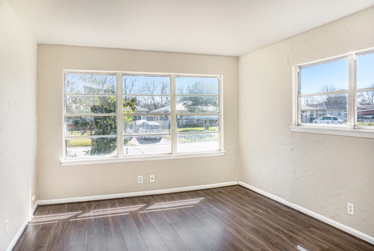 Photo 7 of 15 - 3115 Dacca Dr, Houston, TX 77051