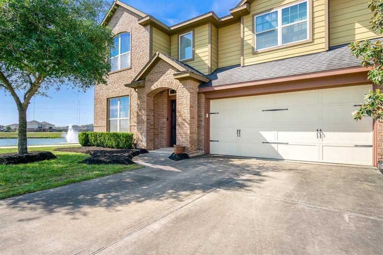 Photo 2 of 24 - 2018 Cadbury Castle Ln, Fresno, TX 77545