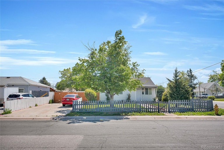 Photo 2 of 15 - 700 Kenton St, Aurora, CO 80010
