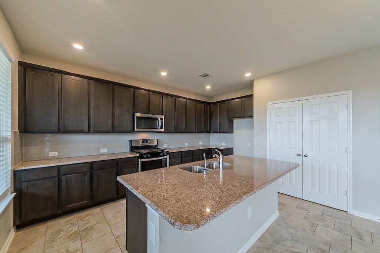Photo 6 of 36 - 12731 Arcola Valley Ct, Houston, TX 77044
