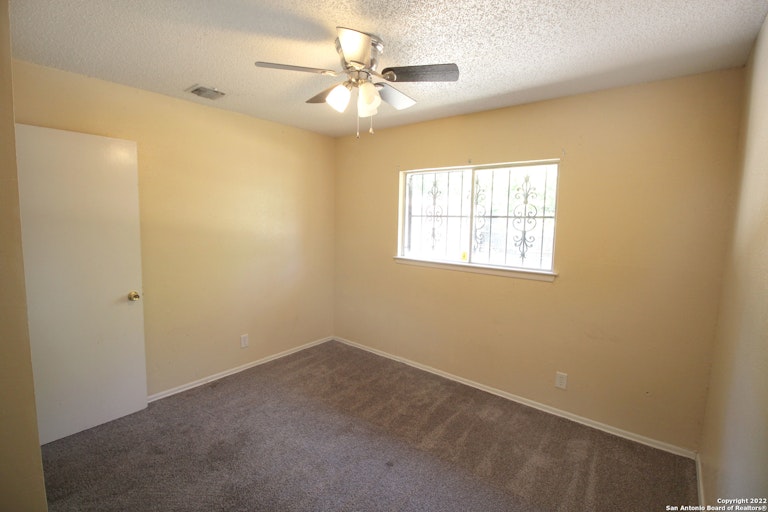 Photo 16 of 24 - 3902 Briarvalley St, San Antonio, TX 78247