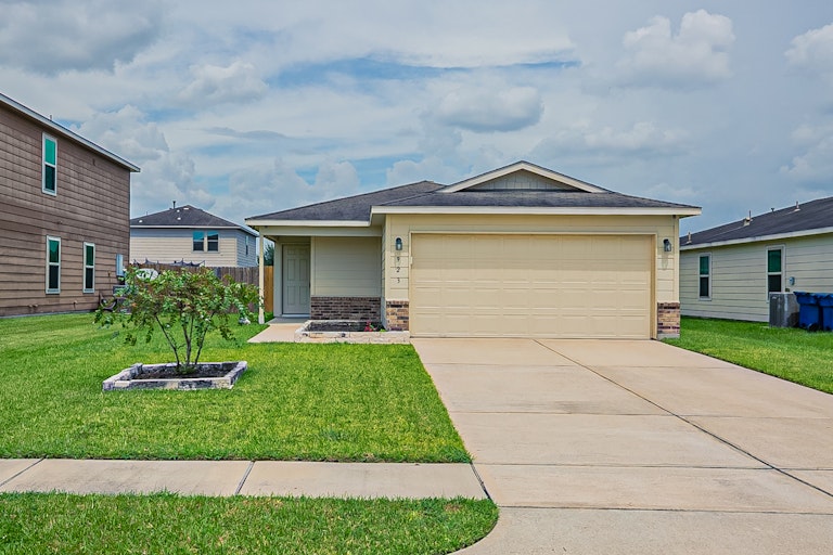 Photo 1 of 22 - 923 Salado Slough Ln, Rosenberg, TX 77471