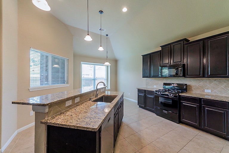 Photo 8 of 35 - 13707 Parkers Cove Ct, Houston, TX 77044