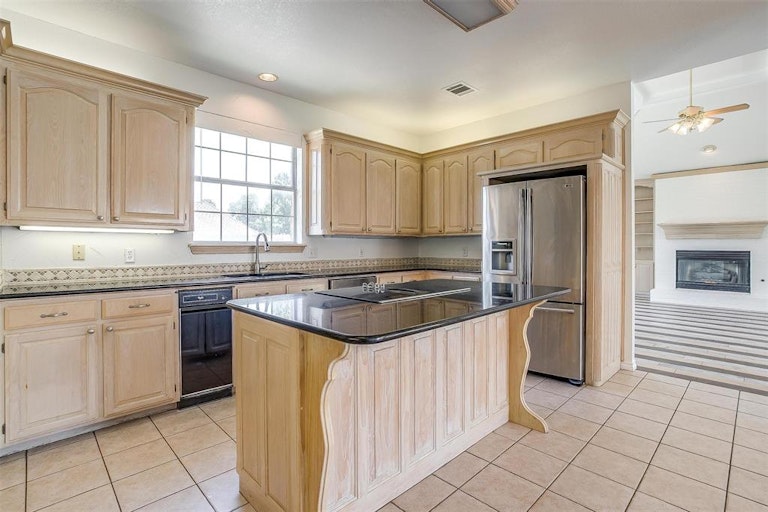 Photo 12 of 40 - 6006 Sunderland Dr, Colleyville, TX 76034