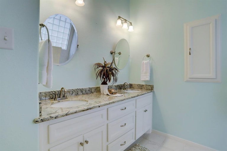 Photo 25 of 31 - 4911 Falling Oak Ct, Pasadena, TX 77505