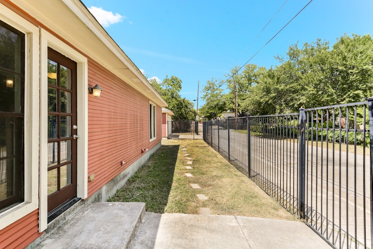 Photo 5 of 25 - 1500 6th Ave, Fort Worth, TX 76104