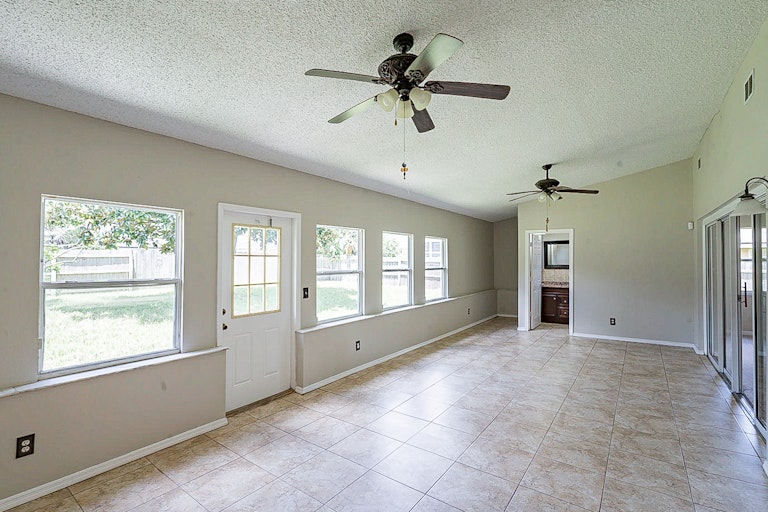 Photo 14 of 28 - 10158 Brandon Cir, Orlando, FL 32836