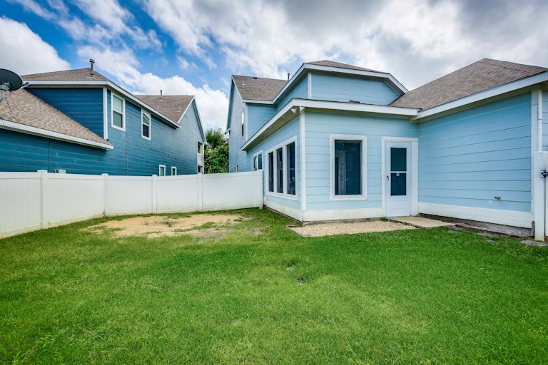 Photo 27 of 28 - 905 Charleston Ln, Savannah, TX 76227