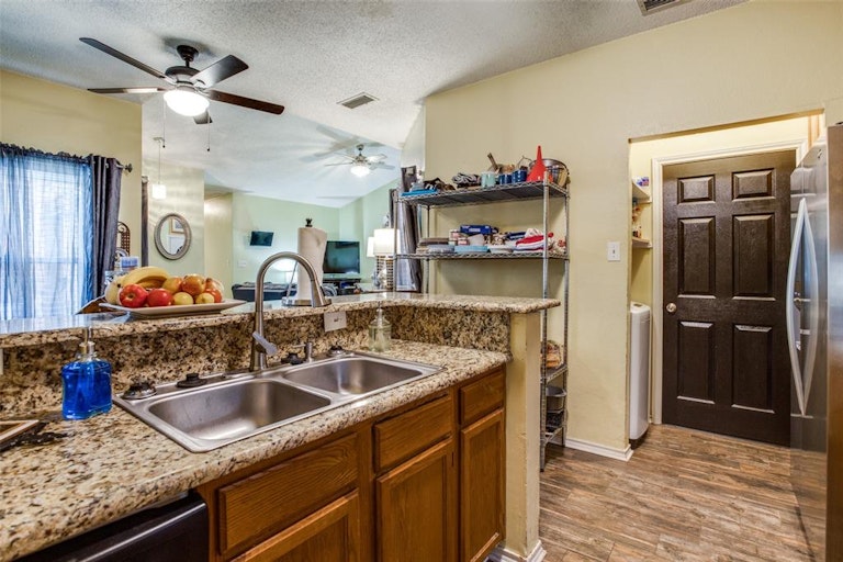 Photo 8 of 22 - 3929 Hearthstone Dr, Mesquite, TX 75150