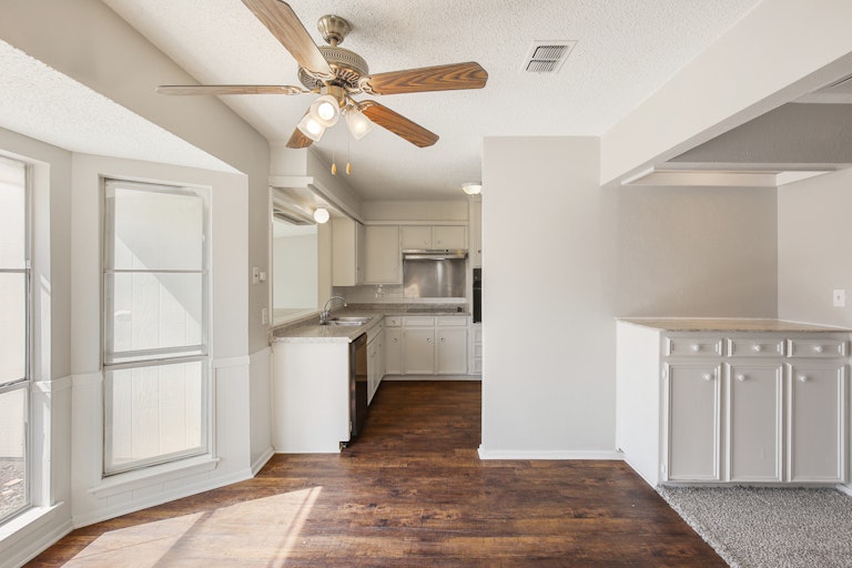 Photo 4 of 26 - 1620 Janice Ln, Fort Worth, TX 76112