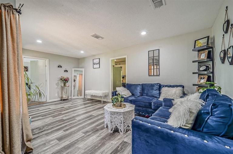 Photo 6 of 20 - 2401 Estate Dr, Deer Park, TX 77536
