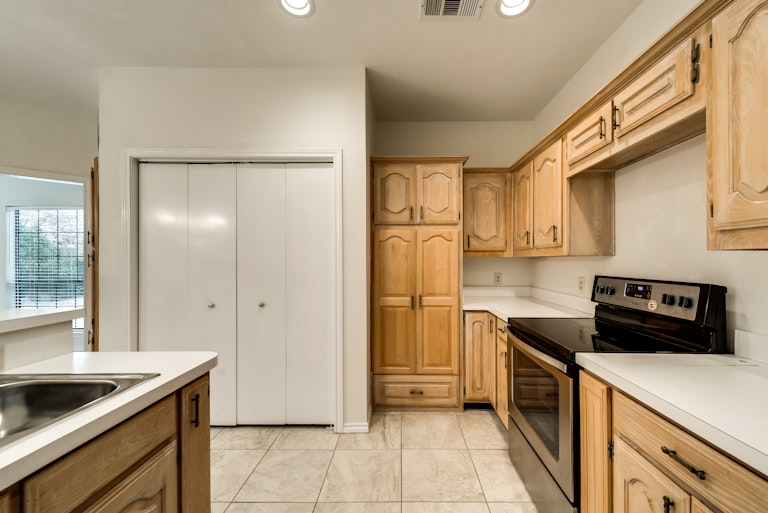 Photo 12 of 29 - 2537 Millcroft Ln, Carrollton, TX 75006
