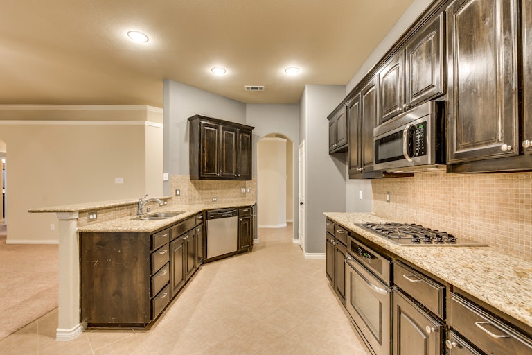 Photo 3 of 28 - 13801 Bluebell Dr, Little Elm, TX 75068