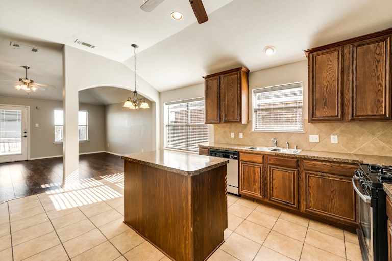 Photo 11 of 27 - 8508 Minturn Dr, Fort Worth, TX 76131