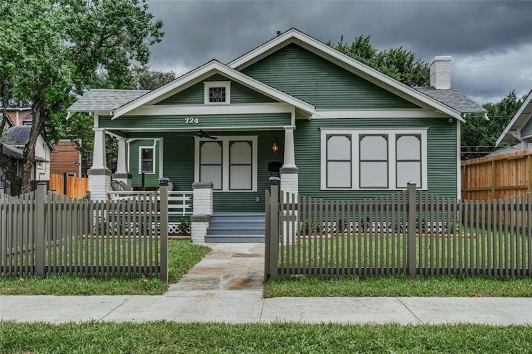 Photo 2 of 38 - 724 W Melwood St, Houston, TX 77009