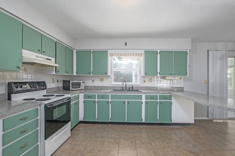 Photo 9 of 17 - 37223 Temple Ave, Zephyrhills, FL 33541