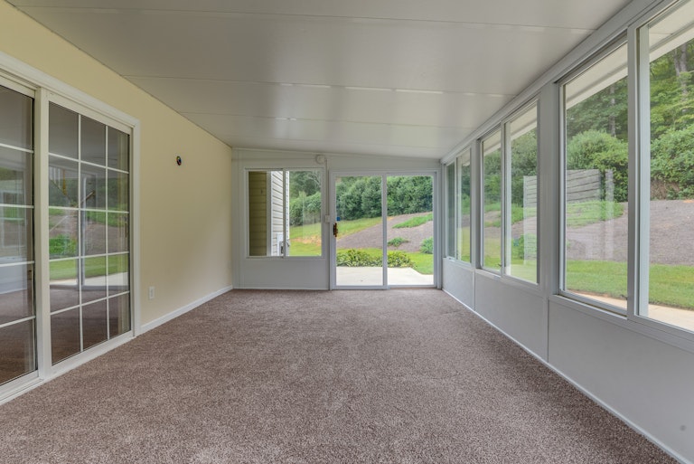 Photo 3 of 32 - 2412 Windsor Chase Dr, Matthews, NC 28105
