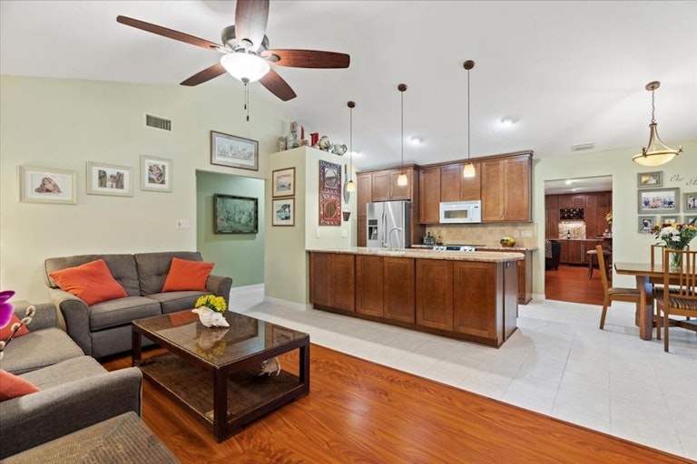 Photo 21 of 42 - 4904 Dewey Rose Ct, Tampa, FL 33624