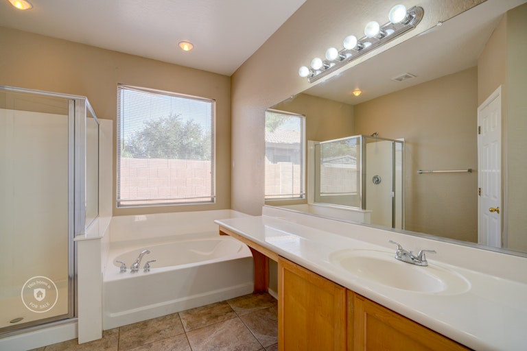 Photo 4 of 25 - 15927 W Maui Ln, Surprise, AZ 85379