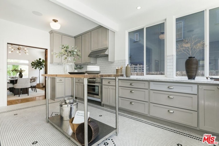 Photo 20 of 49 - 641 N Mariposa Ave, Los Angeles, CA 90004