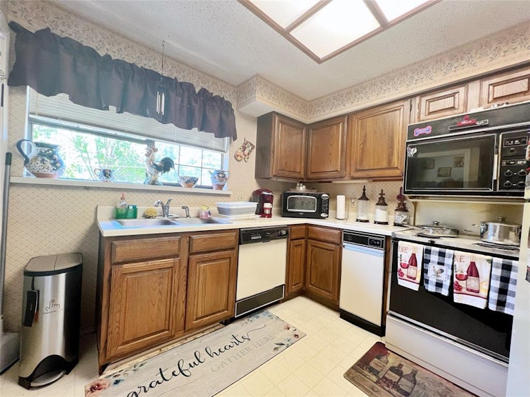 Photo 10 of 16 - 408 Pebble Way #254, Arlington, TX 76006
