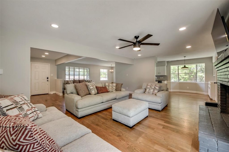 Photo 4 of 18 - 820 Ray Andra Dr, Desoto, TX 75115