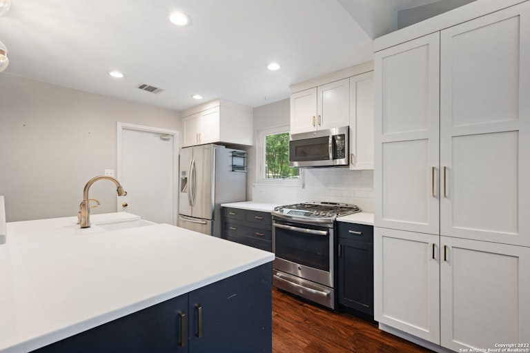 Photo 10 of 28 - 13930 Chisom Creek St, San Antonio, TX 78249