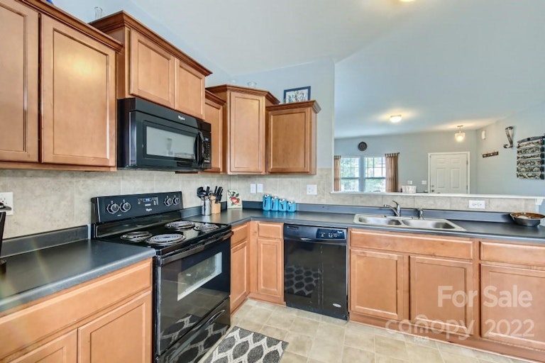 Photo 11 of 33 - 649 Cliffs Inn Cir, Charlotte, NC 28214