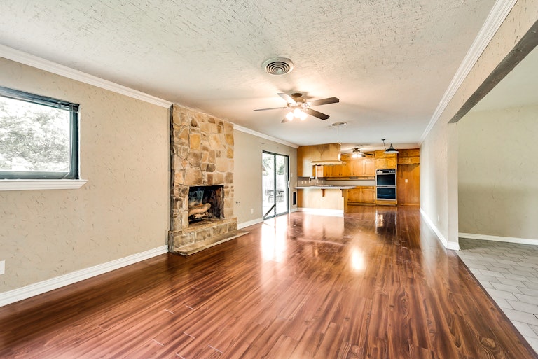 Photo 5 of 24 - 6640 Briley Dr, North Richland Hills, TX 76180