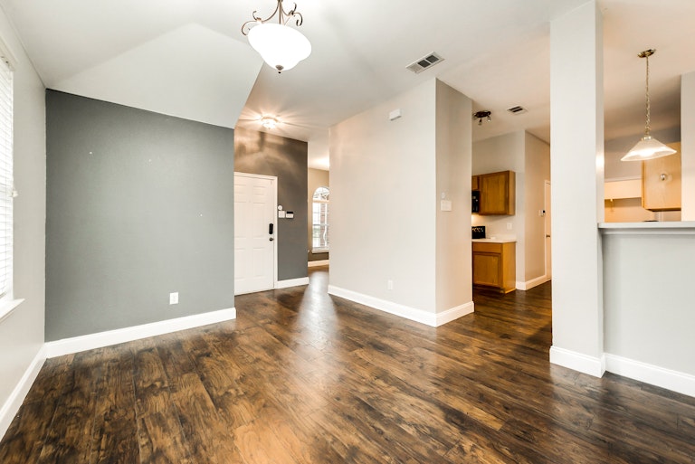 Photo 4 of 26 - 3608 Bandera Ranch Rd, Roanoke, TX 76262