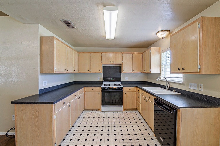 Photo 4 of 19 - 404 Murchison St, Farmersville, TX 75442