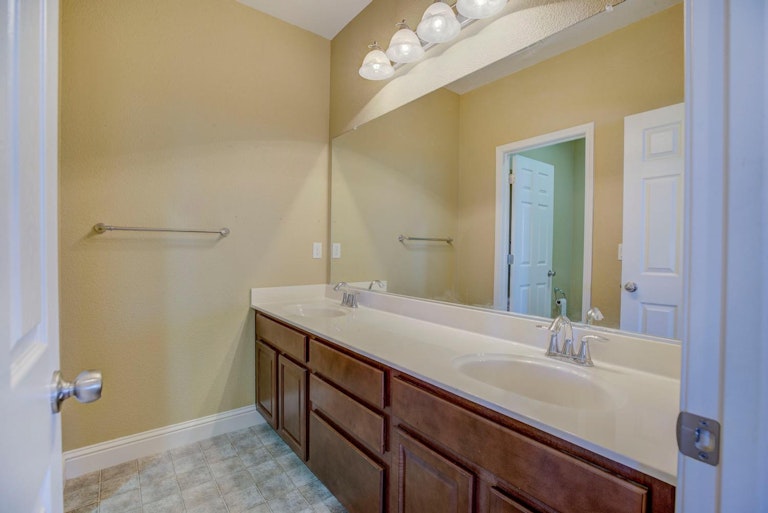 Photo 18 of 35 - 4848 Ammolite Way, Elk Grove, CA 95757