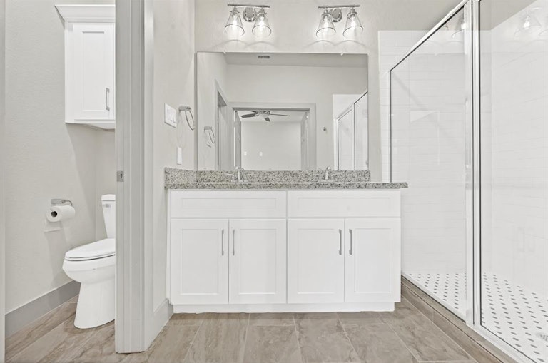 Photo 7 of 20 - 5025 Mallow St, Houston, TX 77033